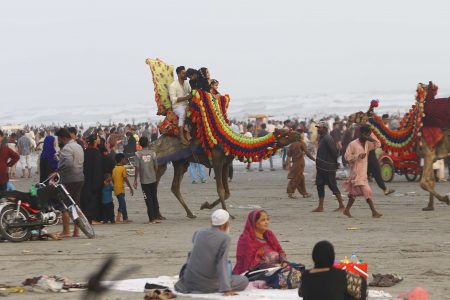 Pakistanis Flock To The Beach Despite Epidemic