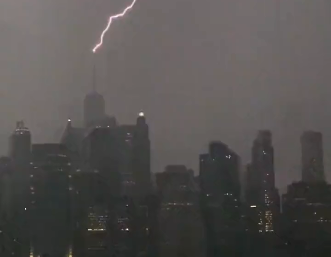 Lightning strikes one world trade center in new york - IHA News