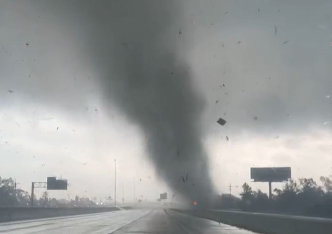 Dramatic footage shows tornado in Texas - IHA News