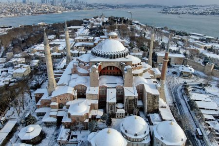 Istanbul blanketed in snow
