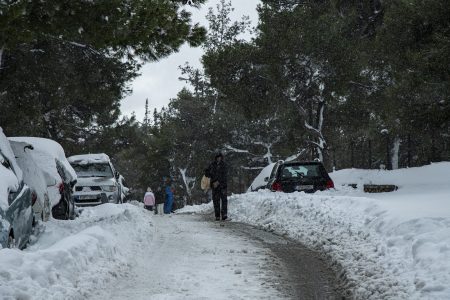 greek highway company to pay 2000-euro for snowbound drivers