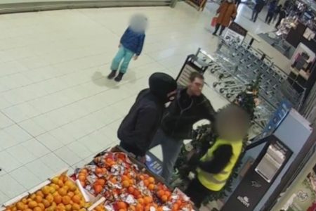 A man attacked the security guard who warned him to wear a mask