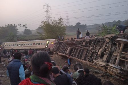 Death toll rose to 9 in passenger train accident in India