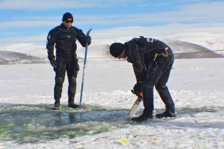 Turkish SAK teams carried out a diving activity under freezing water