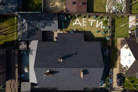 A Ukrainian family wrote “there are children” in their garden to be protected from Russian attacks
