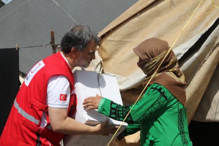 The Red Crescent distributes iftar meals to 77,000 people in Syria