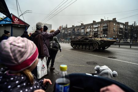 Ukrainians welcomes the tanks that returned from the battlefield