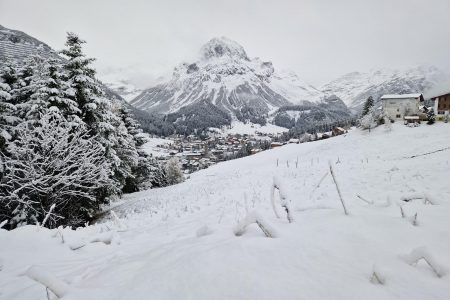 10 buried under avalanche in Austria