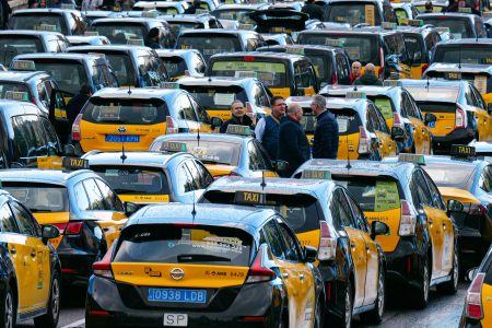 Barcelona taxi drivers demonstrate against transportation apps
