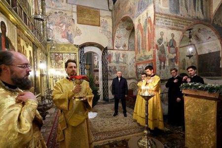 Putin attends Christmas ritual alone