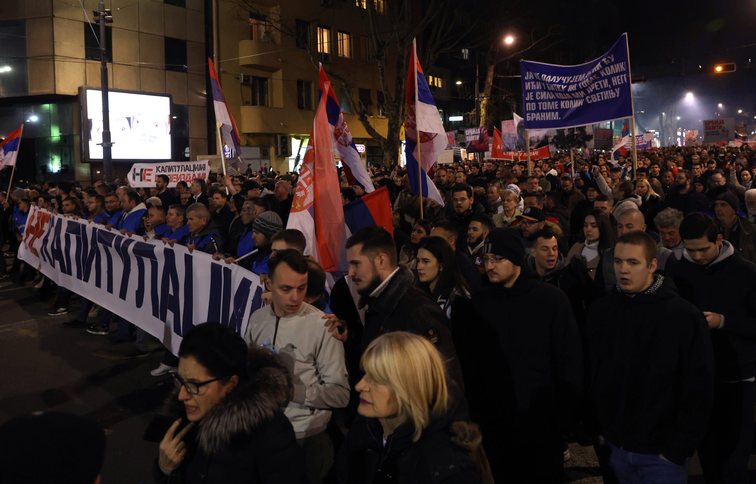 Белград люди. Протесты в Белграде. Митинг. Сербия люди. Сербы фото людей.