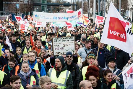 Public sector warning strike demonstrated in Berlin
