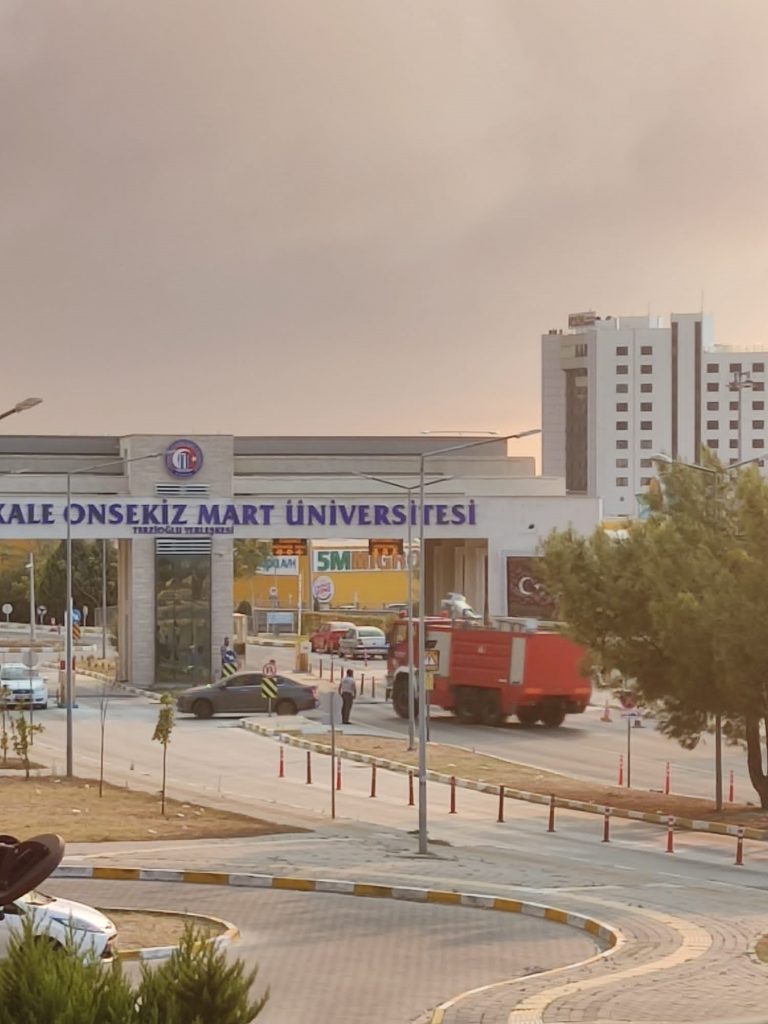 ÇANAKKALE'DE ORMAN YANGINI NEDENİYLE ŞEHİR MERKEZİ ADETA DUMANLA KAPLANDI