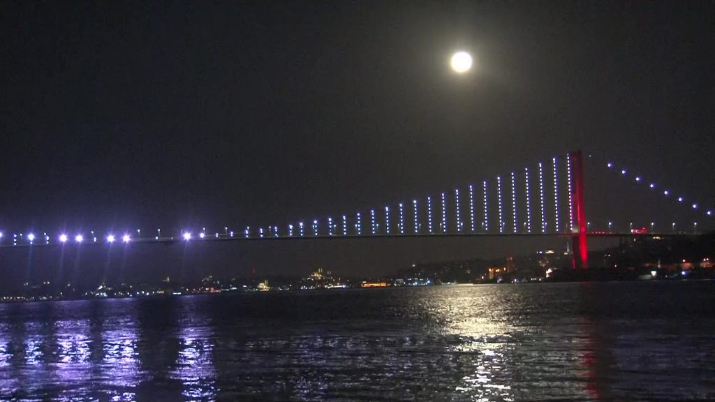 İSTANBUL'DA "SÜPER AY" MANZARALARI