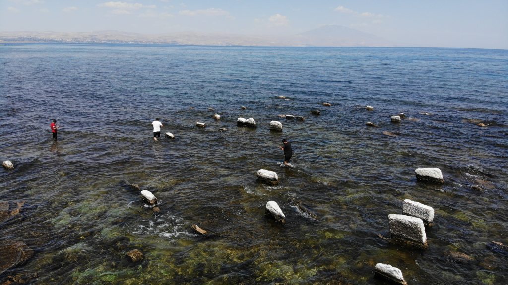 VAN GÖLÜ'NDE SULAR ÇEKİLDİ, ASIRLIK TOPLU MEZAR ALANI ORTAYA ÇIKTI