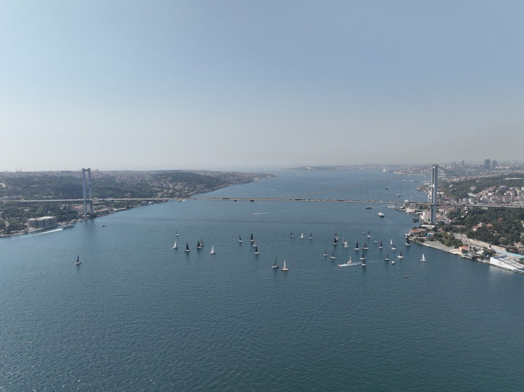 İSTANBUL BOĞAZI'NDA YAPILAN YELKENLİ YARIŞI KARTPOSTALLIK GÖRÜNTÜLER OLUŞTURDU