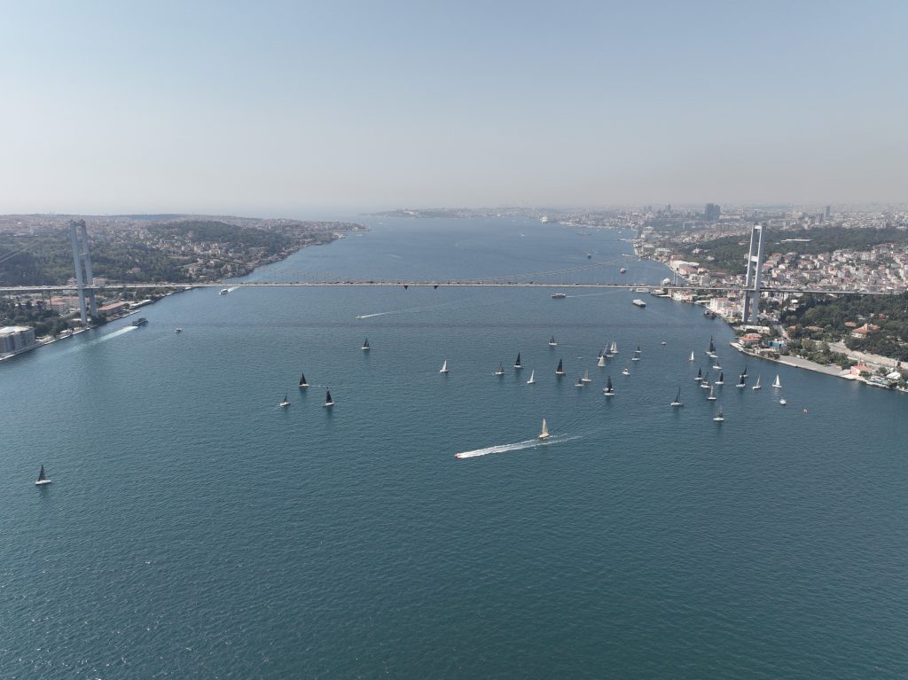İSTANBUL BOĞAZI'NDA YAPILAN YELKENLİ YARIŞI KARTPOSTALLIK GÖRÜNTÜLER OLUŞTURDU
