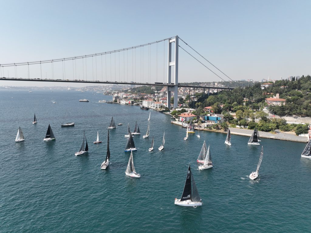 İSTANBUL BOĞAZI'NDA YAPILAN YELKENLİ YARIŞI KARTPOSTALLIK GÖRÜNTÜLER OLUŞTURDU