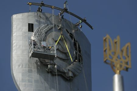ukraine removes soviet union coat of arms from motherland monument