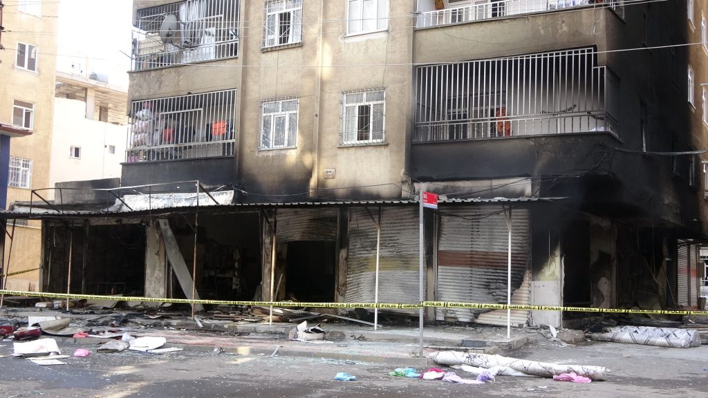 DİYARBAKIR'DA TEKSTİL DÜKKANINDA PATLAMA: 25 KİŞİ DUMANDAN ETKİLENDİ TEKSTİL DÜKKANI ALEV TOPUNA DÖNDÜ: 15 MİLYON TL ZARAR