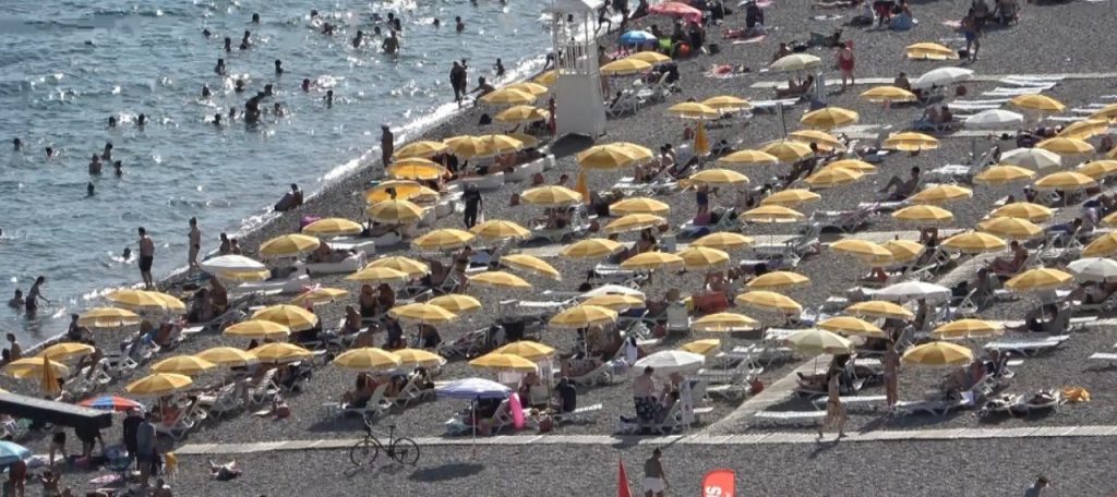 ANTALYA'DA EYLÜL AYININ SONUNDA YAZ HAVASI: SICAKLIK 40 DERECEYİ GÖRDÜ HAFTA SONU YAZ AYLARINI ARATMAYAN HAVA ŞARTLARI, KENT SAKİNLERİ İLE TURİSTLERİ SAHİLLERE AKIN ETTİRDİ TATİLE GELEN VATANDAŞ: "ÖĞLE SAATLERİNDE KAVURUCU SICAK VARDI, DENİZE GİRMEK ZORUNDA KALDIK"
