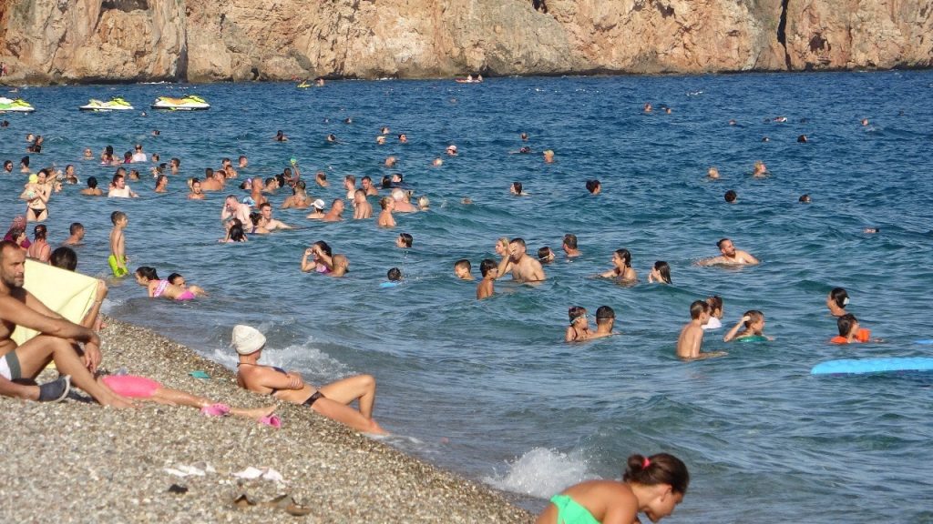 ANTALYA'DA EYLÜL AYININ SONUNDA YAZ HAVASI: SICAKLIK 40 DERECEYİ GÖRDÜ HAFTA SONU YAZ AYLARINI ARATMAYAN HAVA ŞARTLARI, KENT SAKİNLERİ İLE TURİSTLERİ SAHİLLERE AKIN ETTİRDİ TATİLE GELEN VATANDAŞ: "ÖĞLE SAATLERİNDE KAVURUCU SICAK VARDI, DENİZE GİRMEK ZORUNDA KALDIK"