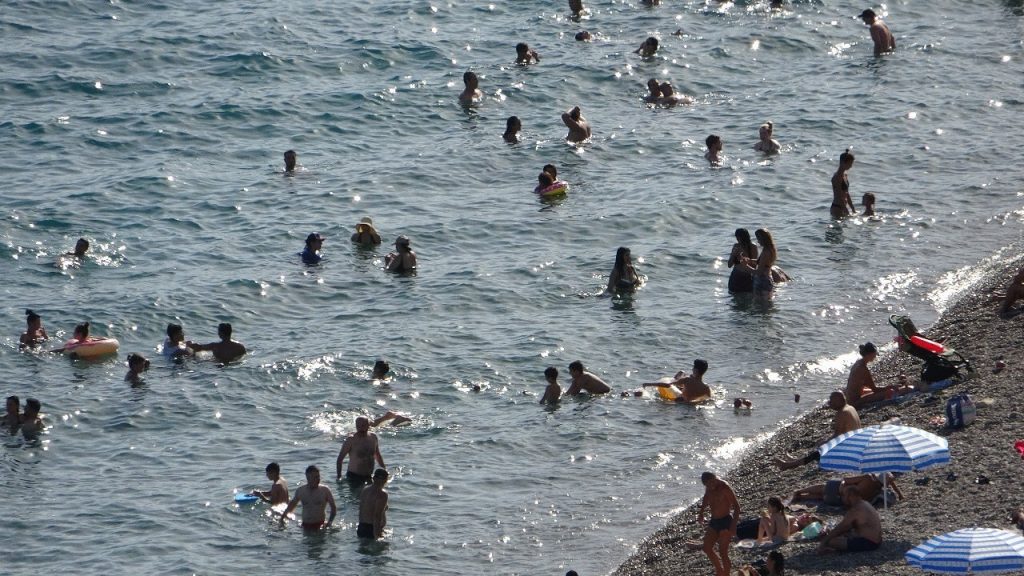 ANTALYA'DA EYLÜL AYININ SONUNDA YAZ HAVASI: SICAKLIK 40 DERECEYİ GÖRDÜ HAFTA SONU YAZ AYLARINI ARATMAYAN HAVA ŞARTLARI, KENT SAKİNLERİ İLE TURİSTLERİ SAHİLLERE AKIN ETTİRDİ TATİLE GELEN VATANDAŞ: "ÖĞLE SAATLERİNDE KAVURUCU SICAK VARDI, DENİZE GİRMEK ZORUNDA KALDIK"