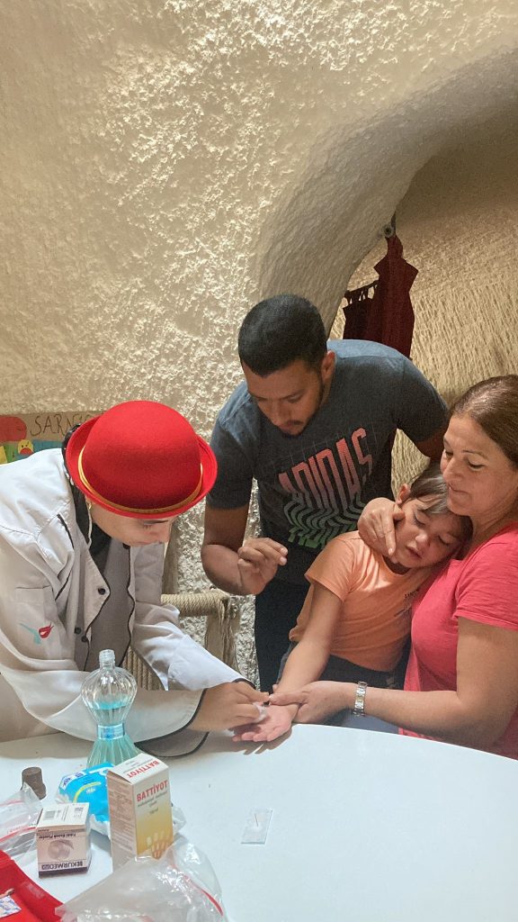KOLOMBİYA DOKTORLAR, DEPREMZEDE ÇOCUKLAR İLE SAMBA DANSI YAPTI