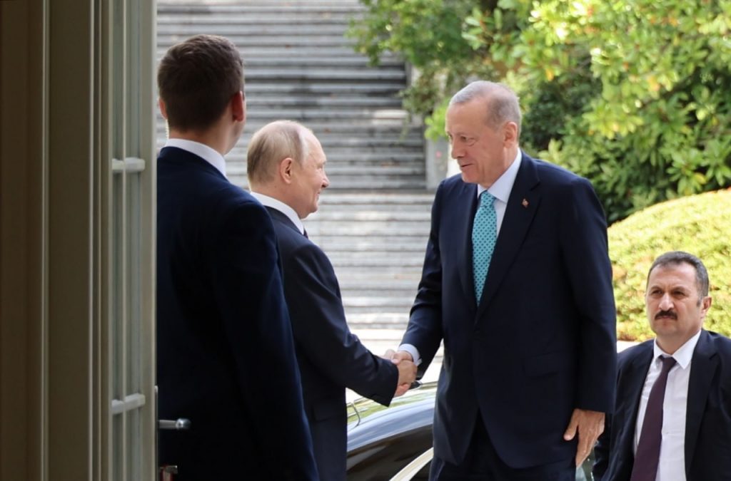 ERDOĞAN: "AKKUYU NÜKLEER ENERJİ SANTRALİNDEKİ GELİŞMELER GAYET İYİ BİR ŞEKİLDE DEVAM EDİYOR" PUTİN: "TAHIL ANLAŞMASI GÖRÜŞMELERİNE AÇIĞIZ"