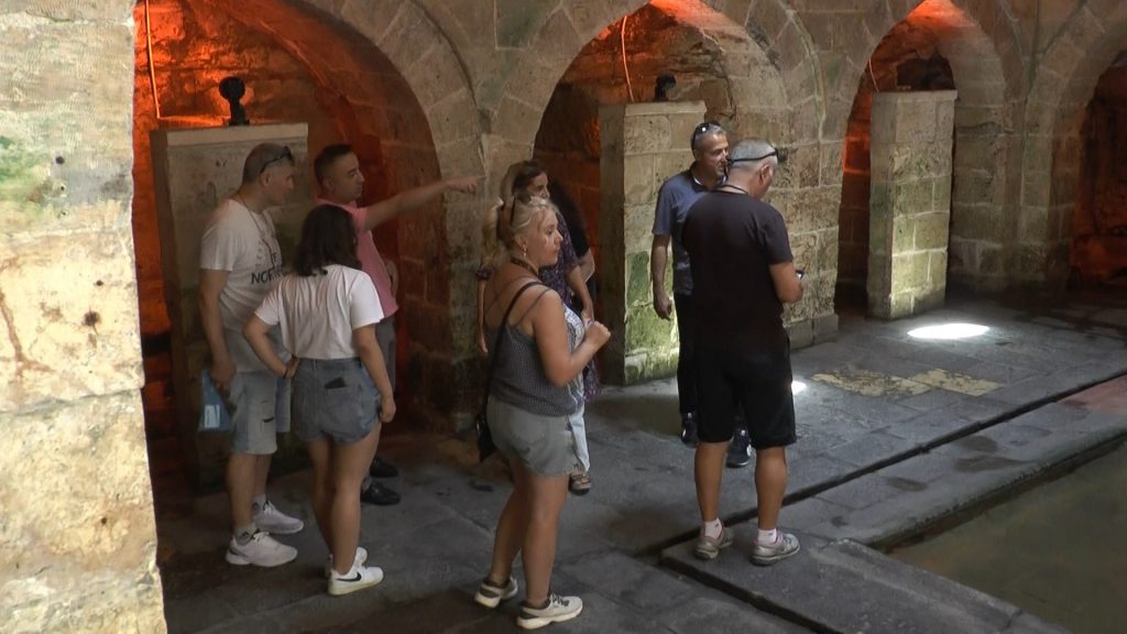 800 YILLIK TARİHİ KASTELLERE TURİSTLERDEN YOĞUN İLGİ TARİHİ PİŞİRİCİ KASTELİNE TURİST AKINI