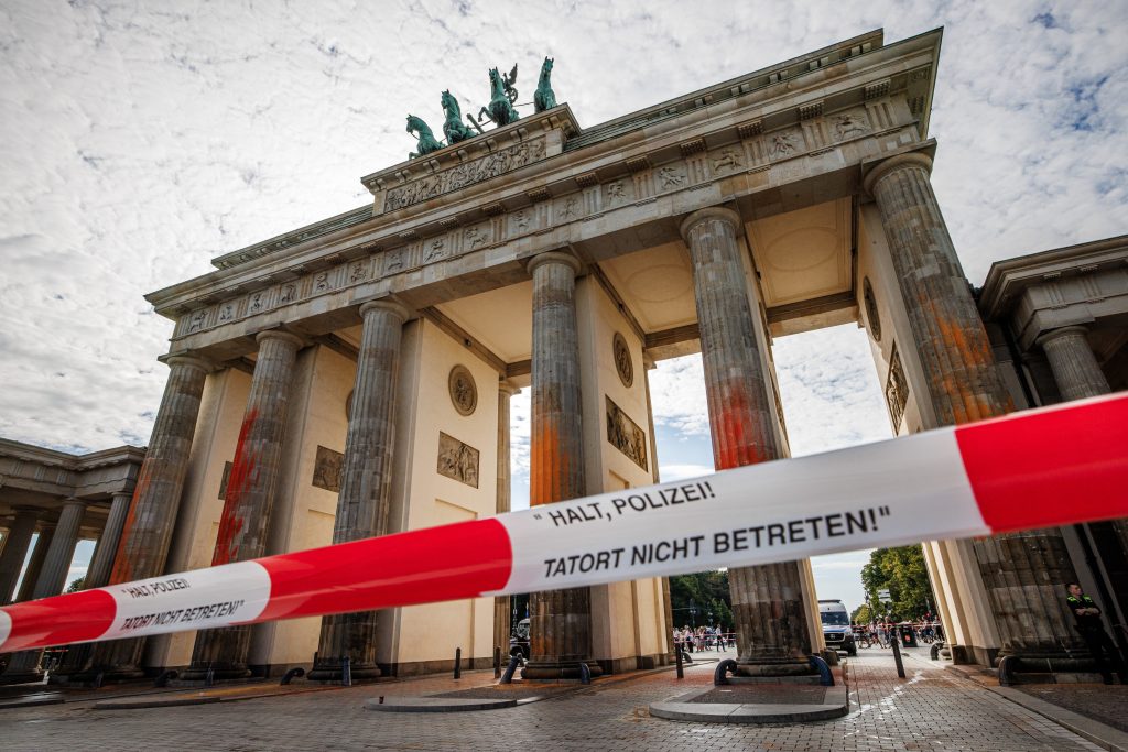 Last Generation sprays paint on Brandenburg Gate in Berlin