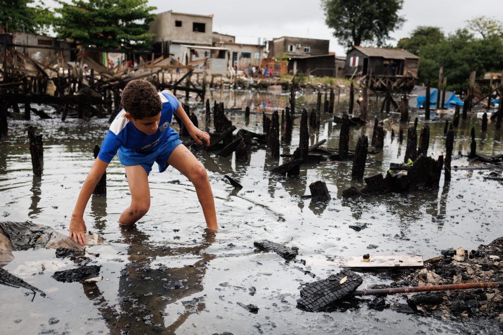 Fire destroys 100 homes on the coast of Sao Paulo