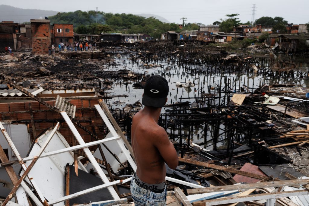 Fire destroys 100 homes on the coast of Sao Paulo