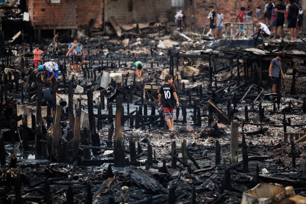 Fire destroys 100 homes on the coast of Sao Paulo