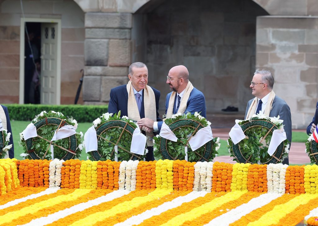 CUMHURBAŞKANI ERDOĞAN, MAHATMA GANDHİ'NİN ANIT MEZARINI ZİYARET ETTİ