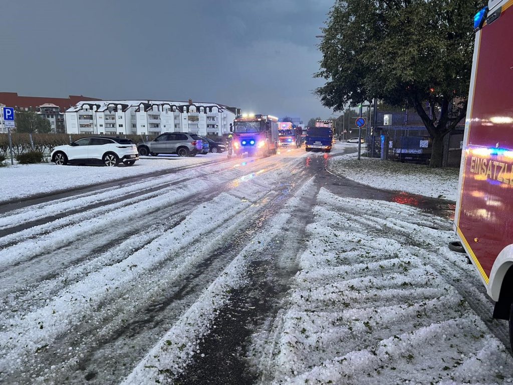 ALMANYA'DA ŞİDDETLİ FIRTINA VE DOLU: 1 ÖLÜ SOKAKLAR BEYAZA BÜRÜNDÜ