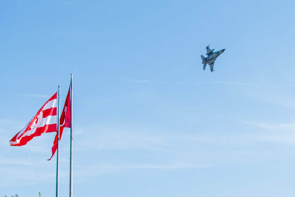 ANTALYA'DA F-16'LAR CUMHURİYET'İN 100'ÜNCÜ YILI İÇİN SEMADAYDI SAHİLİ DOLDURAN BİNLERCE VATANDAŞ GÖKYÜZÜNDEKİ ŞÖLENİ İZLEDİ