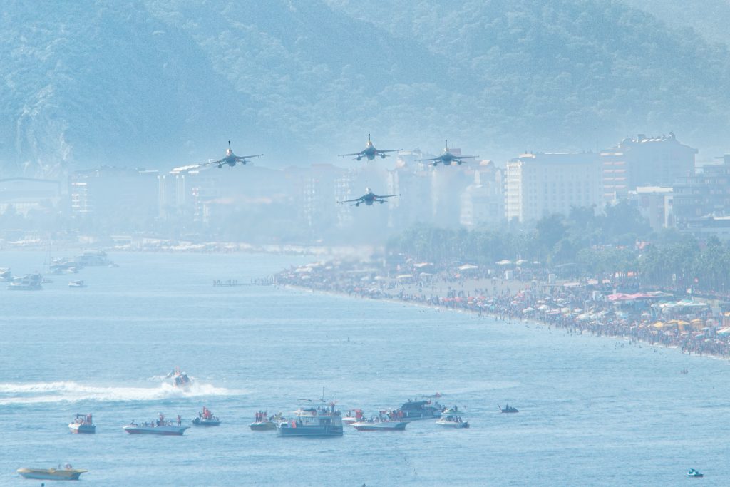 ANTALYA'DA F-16'LAR CUMHURİYET'İN 100'ÜNCÜ YILI İÇİN SEMADAYDI SAHİLİ DOLDURAN BİNLERCE VATANDAŞ GÖKYÜZÜNDEKİ ŞÖLENİ İZLEDİ