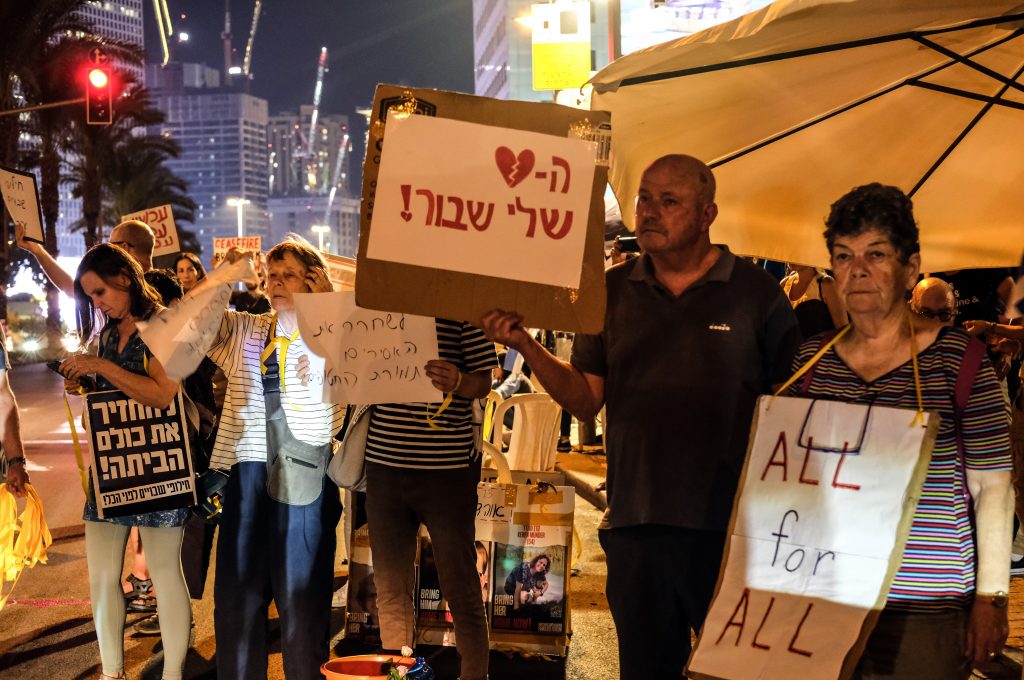 İSRAİL'DE NETANYAHU KARŞITLARINDAN "YAKINLARIMIZI GERİ GETİRİN" PROTESTOSU