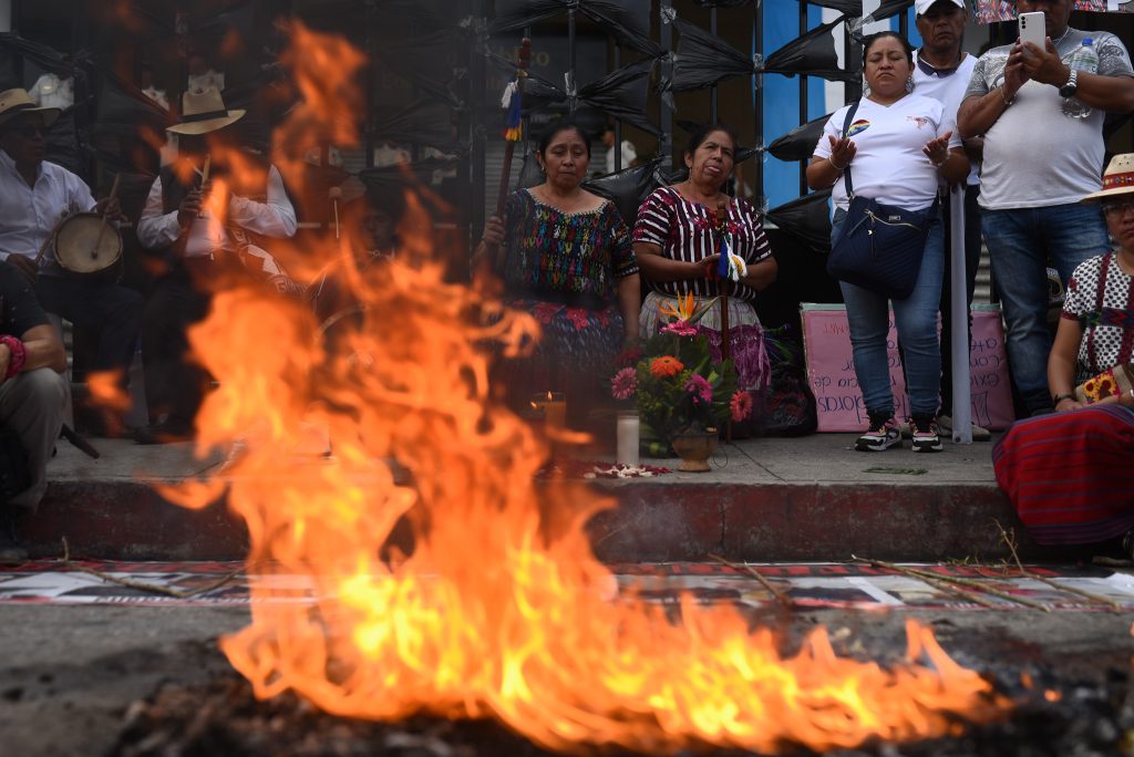 Guatemalan citizens protest in front of Public Ministry, say they will continue until the Attorney General resigns