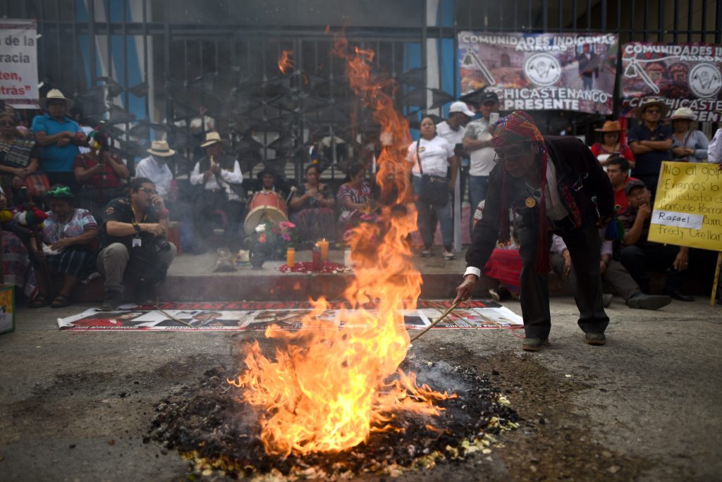 Guatemalan citizens protest in front of Public Ministry, say they will continue until the Attorney General resigns