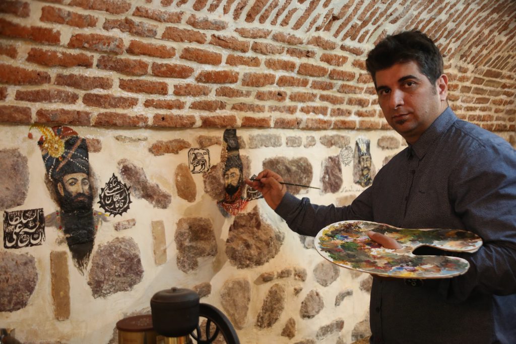 İRANLI 2 KARDEŞ 500 YILLIK MAHALLEDE 3 KATLI EVİ RESİM MÜZESİNE DÖNÜŞTÜRDÜ