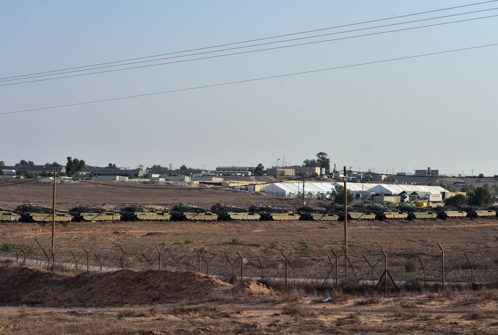 İSRAİL'E AİT ÇOK SAYIDA TANK SINIRDA BEKLETİLİYOR