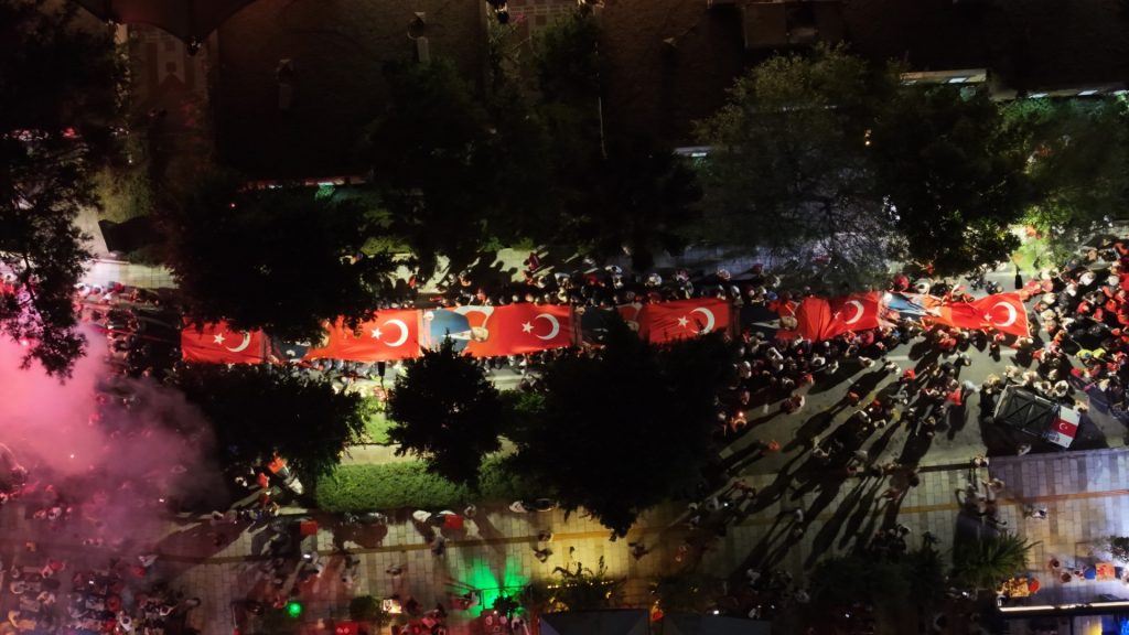 BODRUM'DA İNSANLAR SOKAKLARA SIĞMADI, MEYDANLARDA ADIM ATACAK YER KALMADI