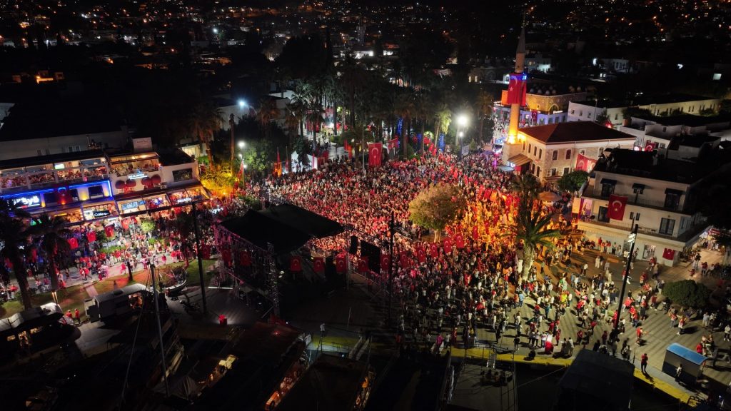 BODRUM'DA İNSANLAR SOKAKLARA SIĞMADI, MEYDANLARDA ADIM ATACAK YER KALMADI