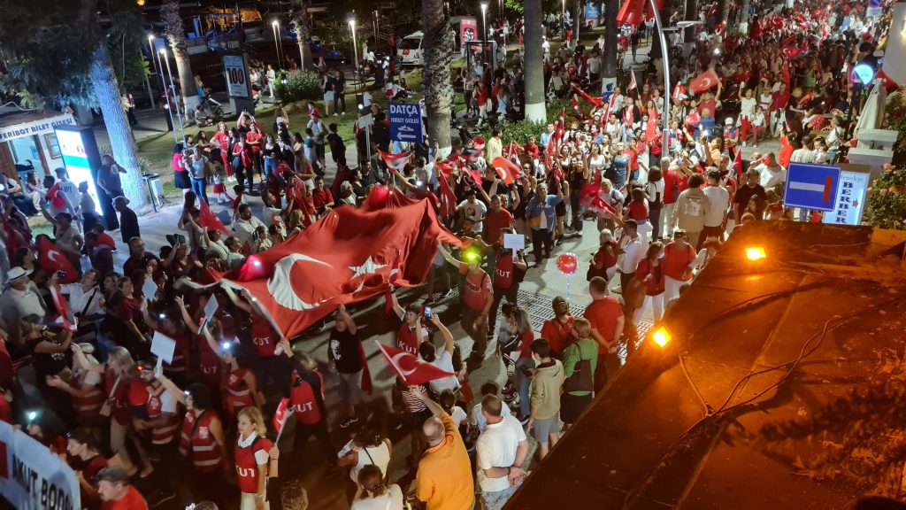 BODRUM'DA İNSANLAR SOKAKLARA SIĞMADI, MEYDANLARDA ADIM ATACAK YER KALMADI