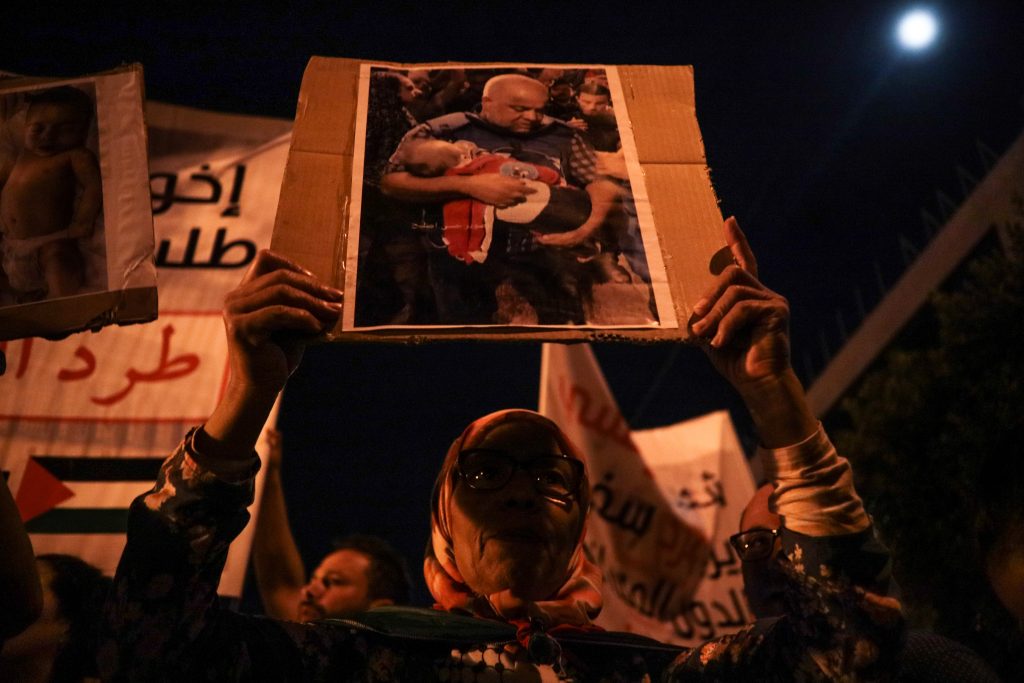 İSRAİL'İN GAZZE BOMBARDIMANI FRANSA'NIN TUNUS BÜYÜKELÇİLİĞİ ÖNÜNDE PROTESTO EDİLDİ