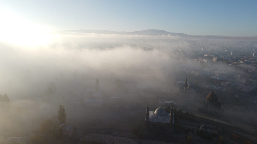 KARS SİS BULUTLARI ARASINDA KAYBOLDU