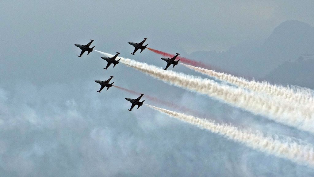 TÜRK YILDIZLARI ANTALYA'YI YAZA ÇEVİRDİ: BİNLERCE KİŞİ SAHİLİ DOLDURDU GÖKYÜZÜNE 100 ÇİZEREK GÖSTERİYE BAŞLAYAN TÜRK YILDIZLARI'NI VATANDAŞLAR VE TURİSTLER HEYECANLA İZLEDİ FALEZLERDE TOPLANAN KALABALIKTAN BAZILARI, GÖSTERİYİ DAHA İYİ İZLEYEBİLMEK İÇİN ÇİTLERİ AŞTI OĞLUYLA GÖSTERİYİ İZLEYEN VATANDAŞ: "GURUR VERİCİ"