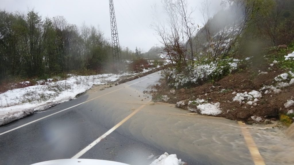 ZONGULDAK'TA SAĞANAK VE FIRTINANIN ARDINDAN HEYELAN ZONGULDAK-EREĞLİ KARAYOLUNDA UZUN ARAÇ KUYRUKLARI OLUŞTU